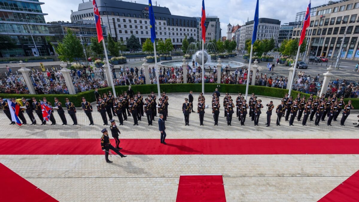 Na Deň otvorených dverí v prezidentskom paláci prišli davy ľudí.