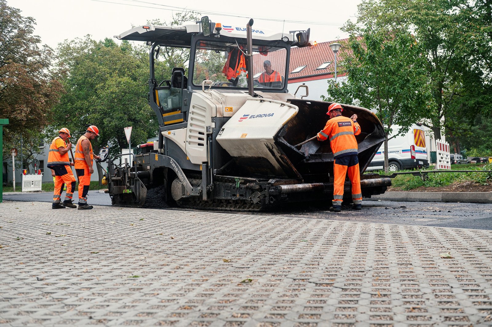 Mesto Skalica: Na sídlisku Pod Hájkom bola dokončená oprava príjazdovej cesty aj parkovacích miest – oddnes sú tak opäť sprístupnené pre obyvateľov i návštevníkov!