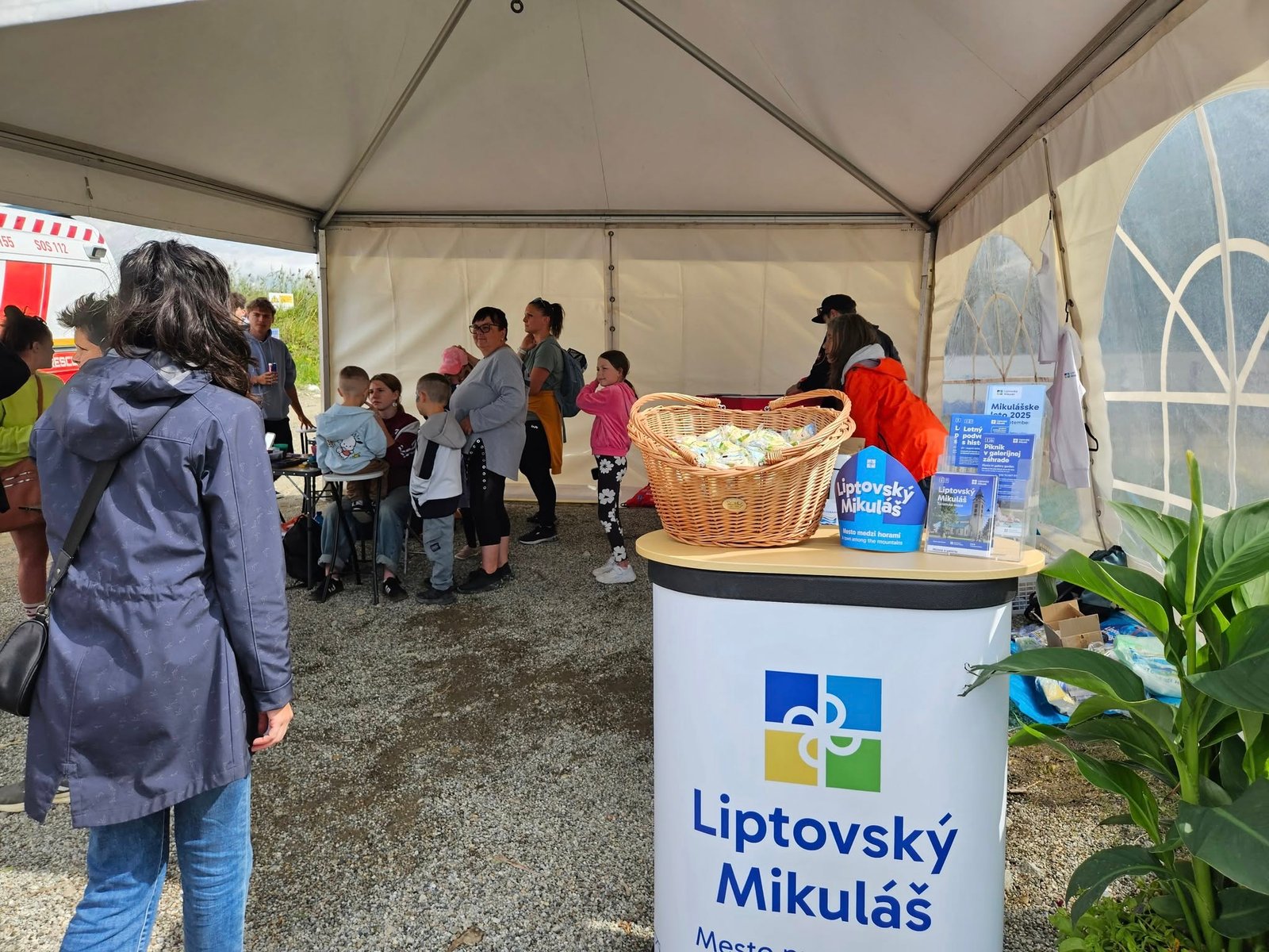 Mesto Liptovský Mikuláš: Čakáme vás na mestskej pláži Mara Air Show je tu Rozkladáme maliarske stojany, hrá Oldies Party Rádia Vlna, deti sa menia na príšerky aj zvieratká bufety sú plné dobrého jedla a pitia a adrenalín