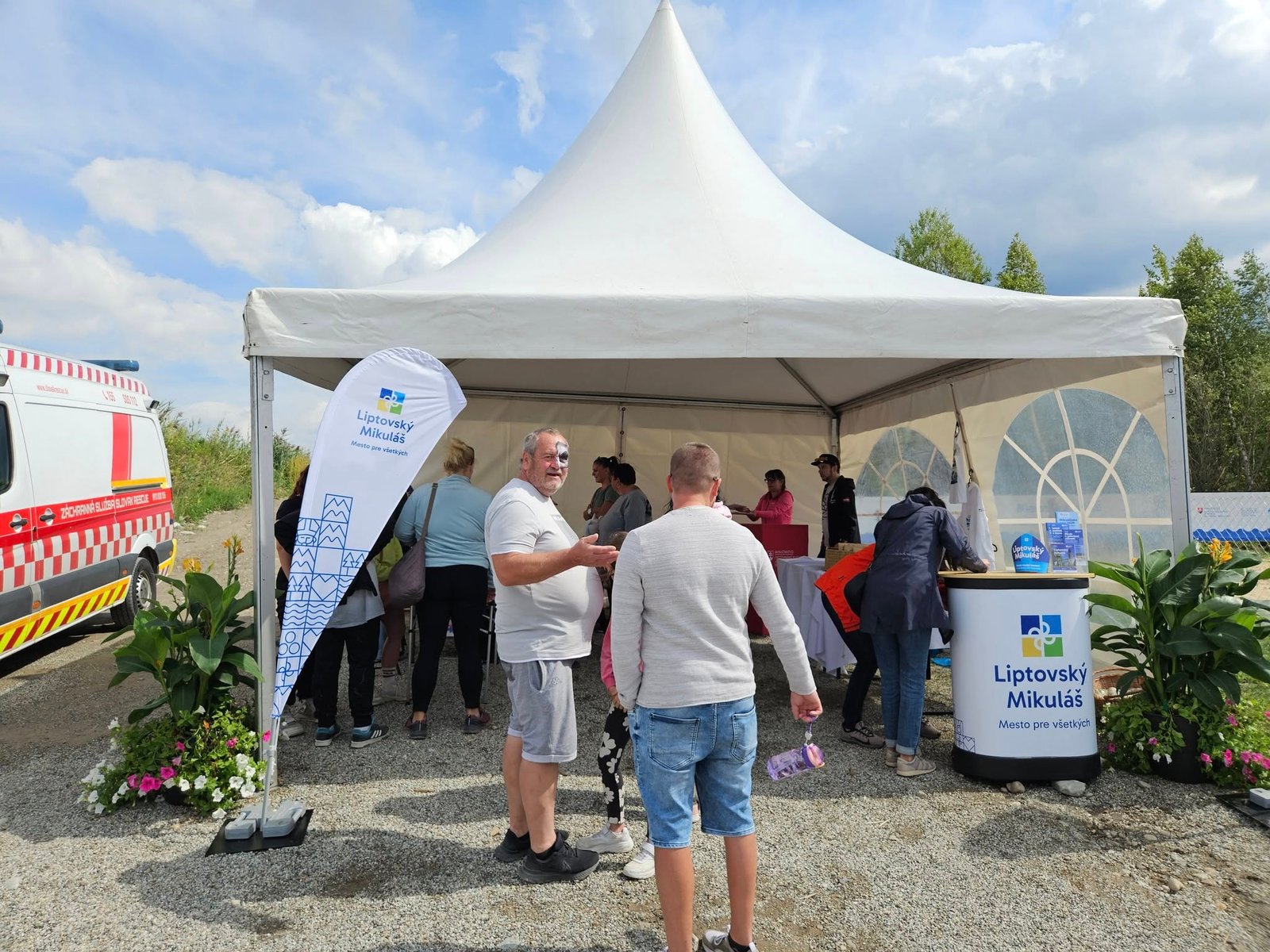 Mesto Liptovský Mikuláš: Čakáme vás na mestskej pláži Mara Air Show je tu Rozkladáme maliarske stojany, hrá Oldies Party Rádia Vlna, deti sa menia na príšerky aj zvieratká bufety sú plné dobrého jedla a pitia a adrenalín