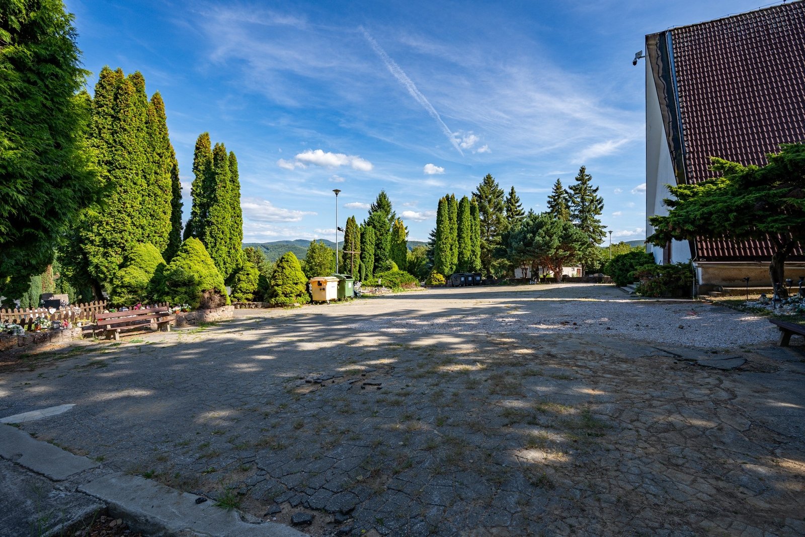Mesto Žiar nad Hronom: INFORMÁCIA O ZAČATÍ PRÁC NA OPRAVE PLOCHY PRED DOMOM SMÚTKU NA ŽIARSKOM CINTORÍNE