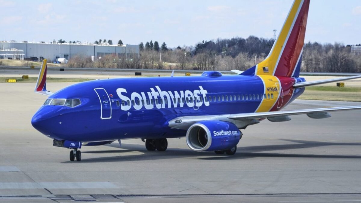 Spoločnosť Southwest Airlines začne účtovať poplatky obéznym cestujúcim za extra sedadlo, ak sa nezmestia medzi lakťové opierky.