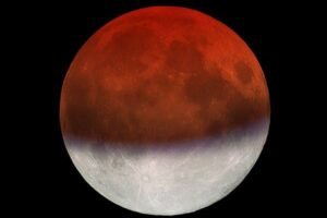 Blíži sa úplné zatmenie Mesiaca. Astronómovia radia, odkiaľ vzácnu podívanú pozo...