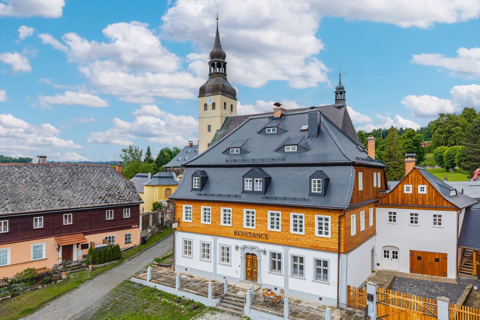 Dům jako by šeptal: "Dej mi šanci." Majitelka poslechla a v Chřibské vznikl zázrak