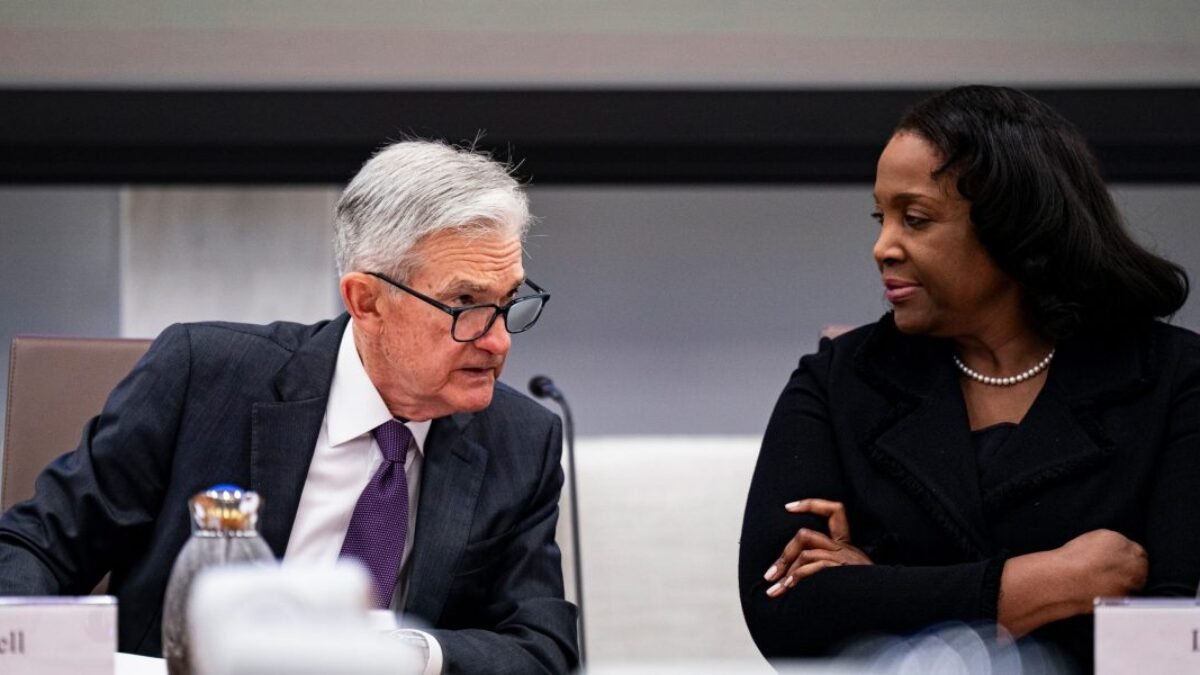 Trump vyhlasuje vojnu Fedu, čím pripravuje pôdu pre titánsky boj o najdôležitejšiu centrálnu banku sveta.