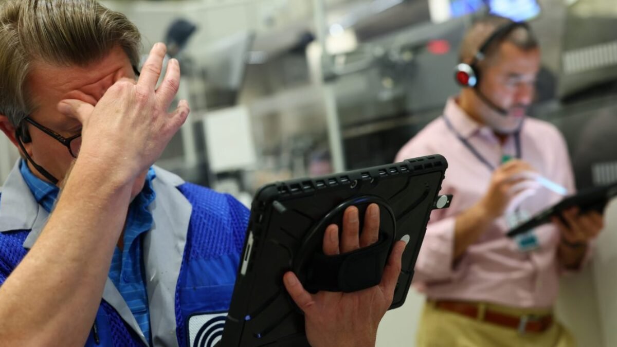 Akciový trh dnes: Dow futures klesajú uprostred obáv z recesie.