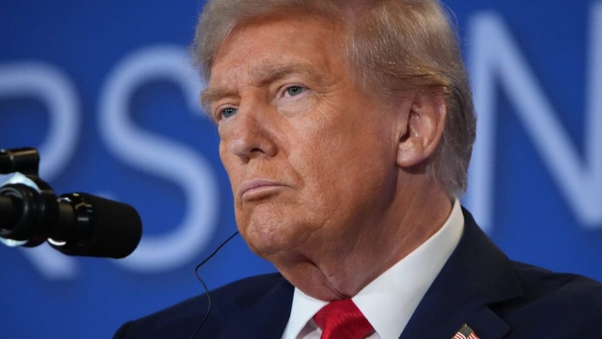 Financie krajiny sa zhoršili od nástupu Trumpa do úradu, uvádza CRFB, pričom simuluje scenáre až do deficitu 28,5 bilióna dolárov.