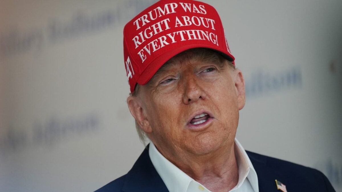 Trump tvrdí, že Intel súhlasil s tým, že vláde odovzdá 10 % výrobcu čipov. „Robíme veľa takýchto dohôd. Urobím ich viac.“