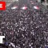 Jemenčania v Sanaa demonštrujú na podporu Palestíny.