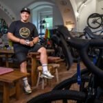 Kolo, káva, dort. U Prahy vznikl ráj, kde vedle kávovaru opravují a staví kola