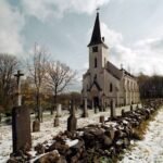 Hodiny kostela navždy ukazují za pět minut dvanáct. Z osudu zaniklé obce mrazí dodnes