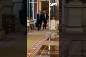 Kremeľ ukazuje silu: Putin s jadrovým kufríkom na stretnutí v SAE.