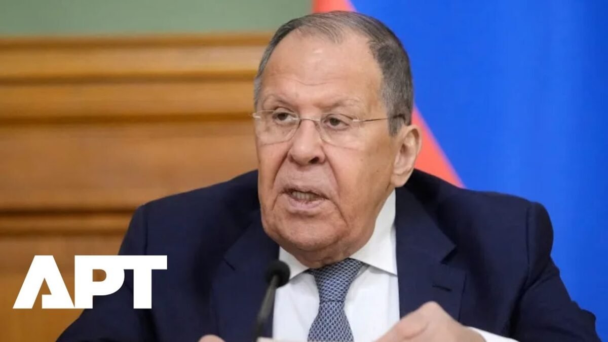 Lavrov: Putin je pripravený stretnúť sa so Zelenským, no spochybňuje jeho legitimitu.