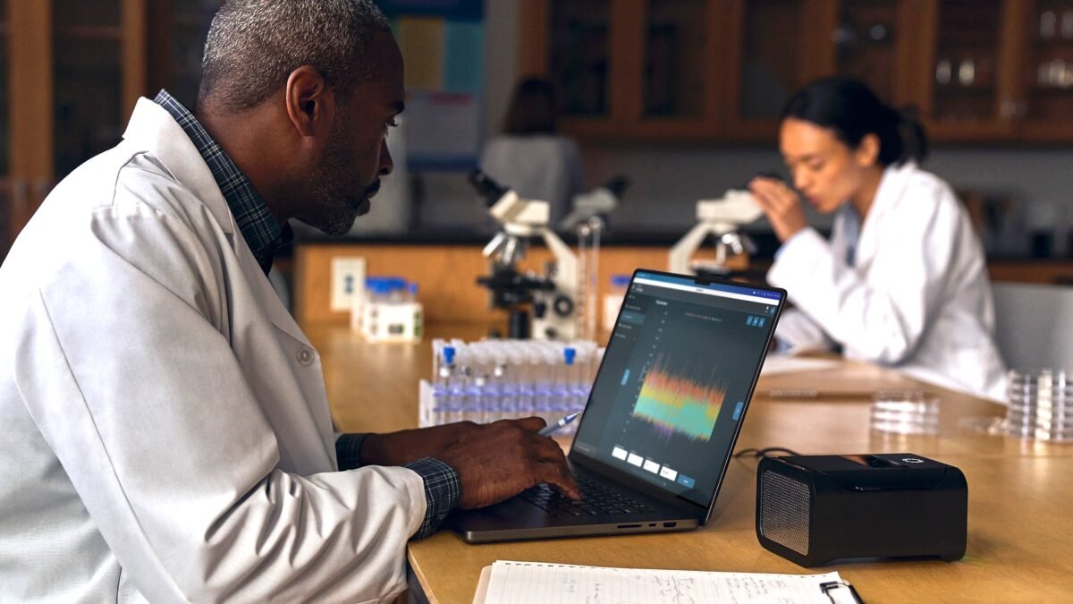 MacBook Pro s OLED displejom od Apple vraj opäť v hre koncom roka 2026.