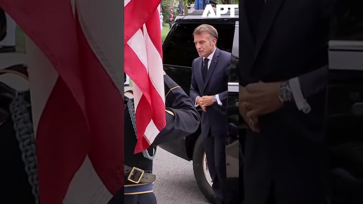 Macron pricestoval do Bieleho domu pred dôležitými rokovaniami Trumpa a Macron pricestoval do Bieleho domu pred dôležitými rokovaniami Trumpa a Zelenského.