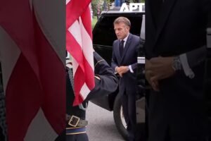 Macron pricestoval do Bieleho domu pred dôležitými rokovaniami Trumpa a Zelenské...