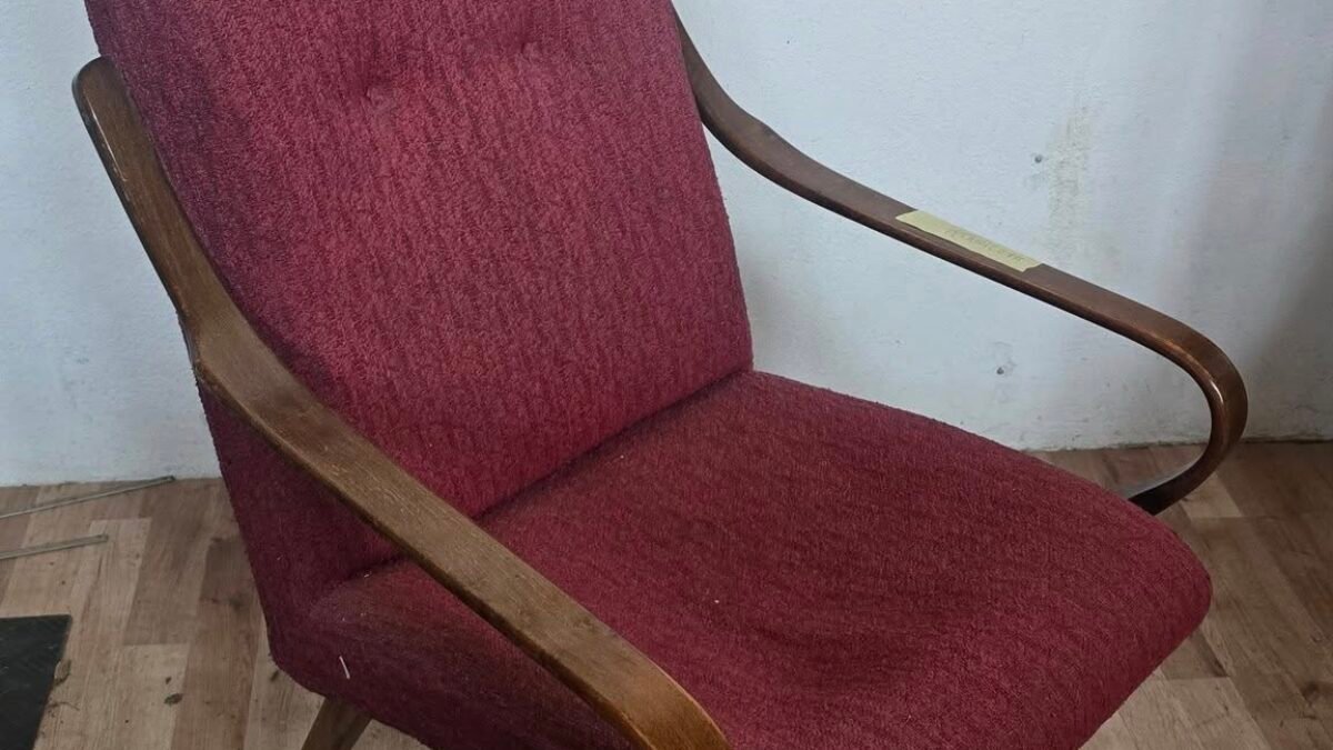 Martin Andraško: Opäť jedno sólo kresielko, ktoré prišlo ku mne na „wellnes“ pobyt.