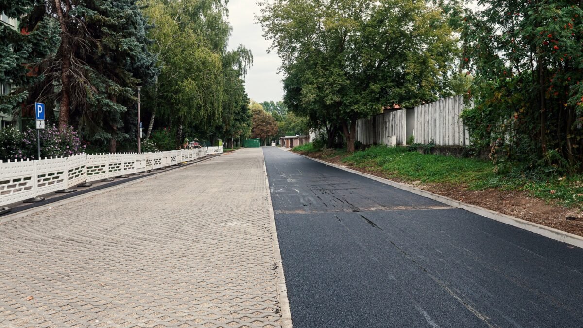 Mesto Skalica: Na sídlisku Pod Hájkom bola dokončená oprava príjazdovej cesty aj parkovacích miest – oddnes sú tak opäť sprístupnené pre obyvateľov i návštevníkov!