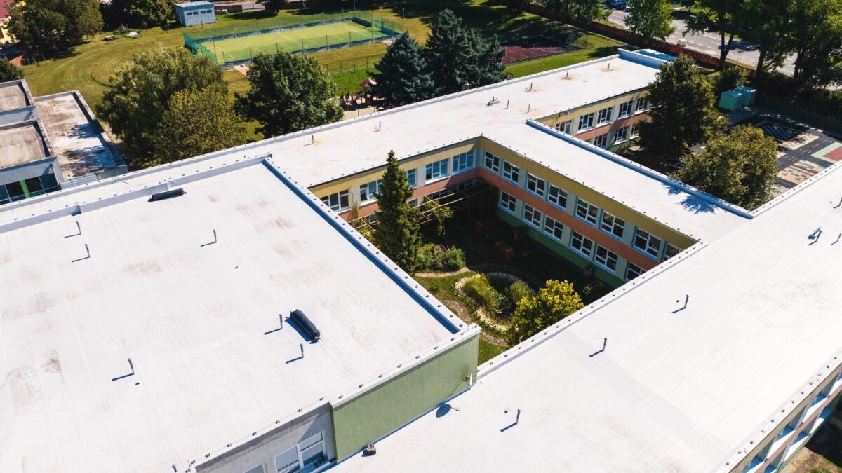 Mesto Skalica: OKOLO ZŠ STRÁŽNICKÁ JE V POSLEDNOM ČASE RUŠNO