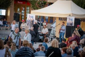 Mesto Topoľčany: O takúto zábavu sa včera pri fontáne postarali David band.