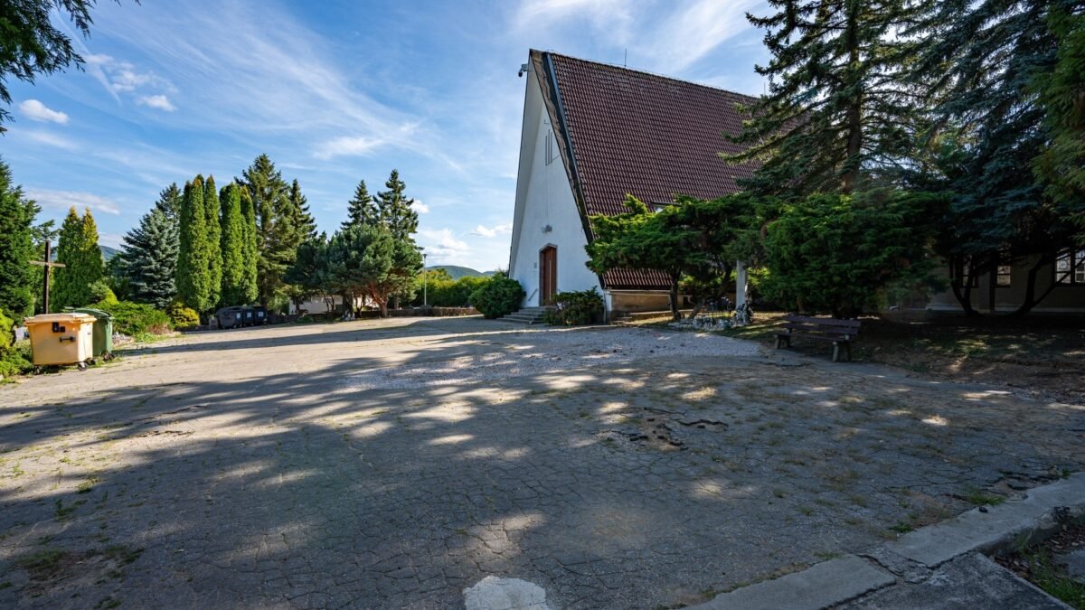 Mesto Žiar nad Hronom: INFORMÁCIA O ZAČATÍ PRÁC NA OPRAVE PLOCHY PRED DOMOM SMÚTKU NA ŽIARSKOM CINTORÍNE