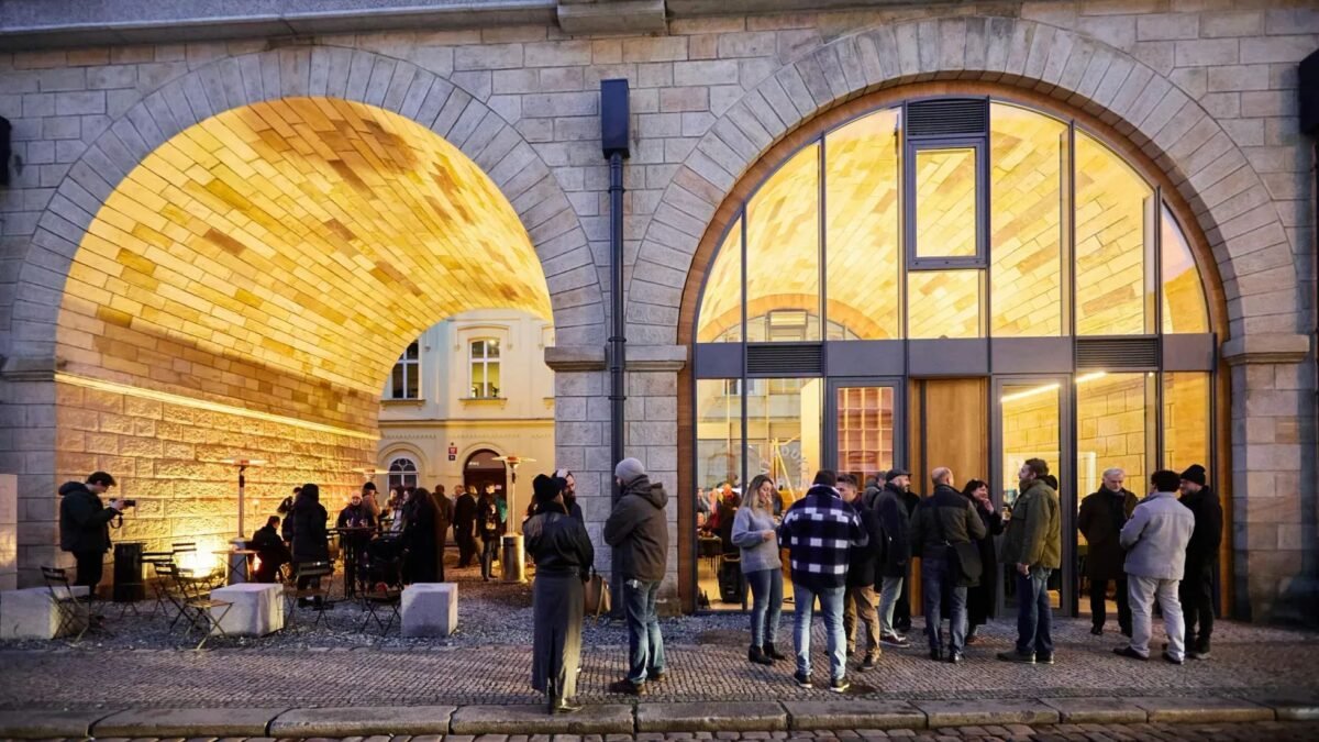 Miesto predaja drog kultúrnym klenotom. V srdci Karlína vyrástol pod mostom oblúk č. 36