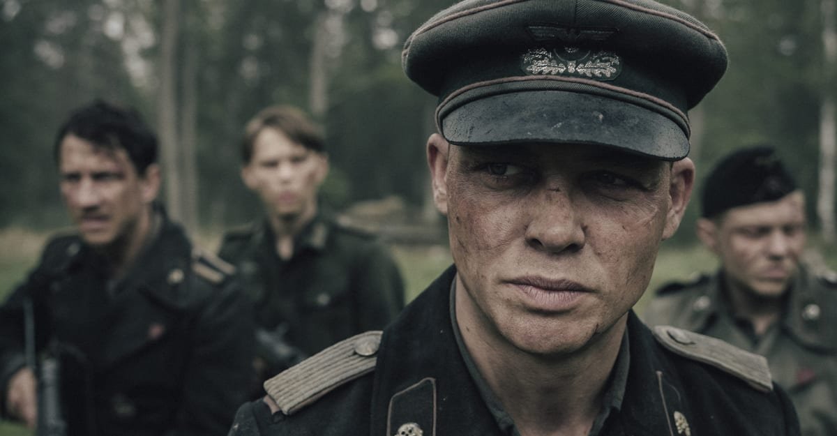 Nejočekávanější válečný akčňák roku se natáčel v Česku. V traileru připomíná Železná srdce s Bradem Pittem