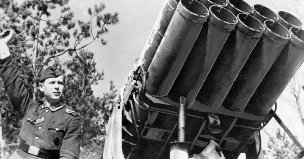 Německý raketomet děsil nepřátele ostrým zvukem. Podívejte se na jeho ničivý útok