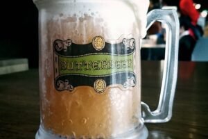 Pivo, žĺtky a maslo? Toto je tajný recept na maslový ležiak z Harryho Pottera