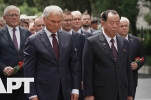 Predseda ruského parlamentu položil veniec sovietskym vojakom v Pchjongjangu.