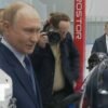 Putin oceňuje mladé ruské hokejové nádeje na Ďalekom východe.