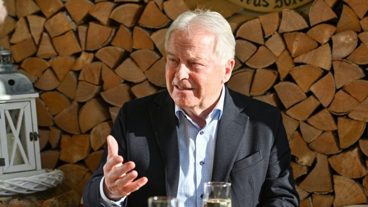 Šéf rakúskeho futbalu zomrel počas túry v horách.