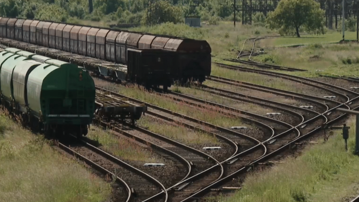 Na vagóne vlaku zomrel 17-ročný chlapec.