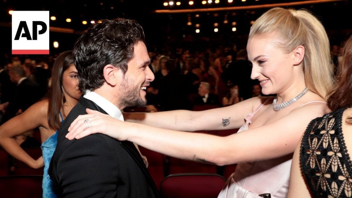 Sophie Turner reaguje na bozk na obrazovke s kolegom Kitom Haringtonom z „Hry o Tróny“