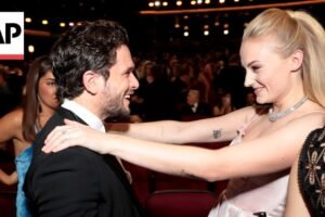 Sophie Turner reaguje na bozk na obrazovke s kolegom Kitom Haringtonom z „...