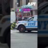 Svedok zachytil políciu poskytujúcu CPR obeti streľby v New Yorku.