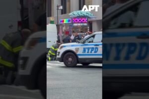 Svedok zachytil políciu poskytujúcu CPR obeti streľby v New Yorku.