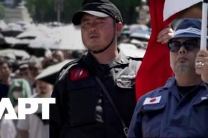 Tisíce ľudí putujú ku kontroverznej japonskej svätyni v 80. výročie porážky v dr...