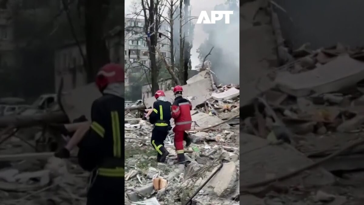 Ukrajinskí záchranári našli telo dieťaťa po ruskom útoku v Kyjeve.