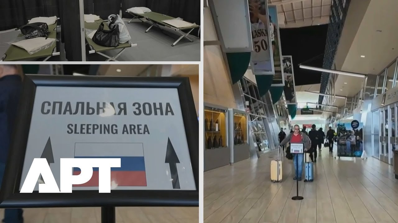 Vnútri ubytovacieho centra pre novinárov v Anchorage pred stretnutím Trumpa a Putina.