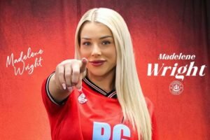 Vyhodili ju, zarobila na erotike, je späť v hre. Od excentrickej futbalistky si ...