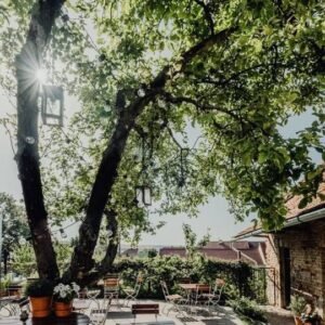 Zanedbaný farský dvor sa premenil na gastronomický raj. Ako jedna jabloň zmenila...