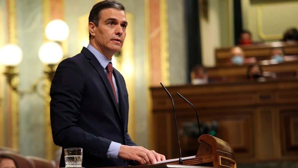Sánchez odsudzuje pravicové „zneužívanie práva“, zatiaľ čo jeho manželka čelí novému obvineniu zo sprenevery.