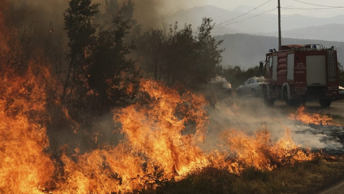 Požiare bičujú viacero krajín.