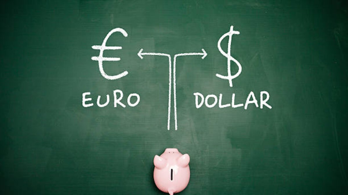 Dolár oslabuje v deň bez výrazných správ, pozornosť sa sústreďuje na komentáre Fedu.