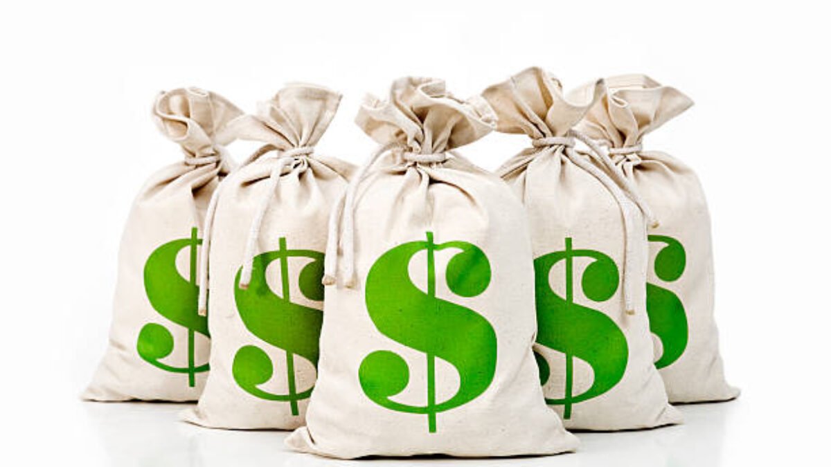 Dolár si udržiava pozíciu v pokojnom obchodovaní, EÚ urýchľuje znižovanie ciel.