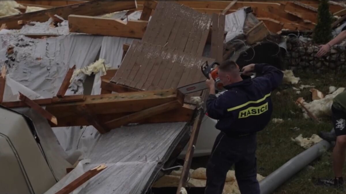 Obce na východe Slovenska dostali po víchrici prvú pomoc od štátu.
