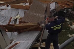 Obce na východe Slovenska dostali po víchrici prvú pomoc od štátu.