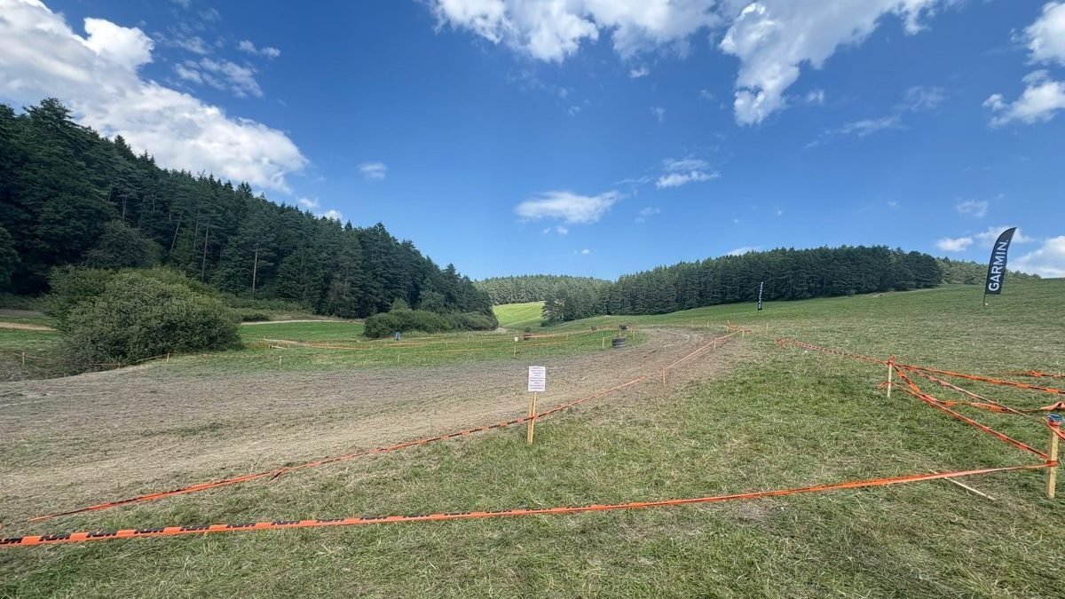 Motorkár počas pretekov v Domaniži nezvládol skok.