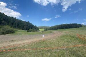 Motorkár počas pretekov v Domaniži nezvládol skok.